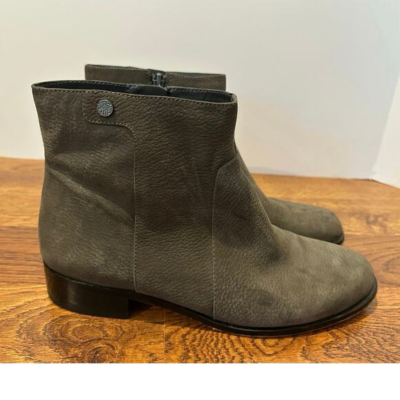 Vince Camuto Women’s Cici Gray Pebbled Leather Ankle Boots Size 9 Neutral Chic - Picture 2 of 12